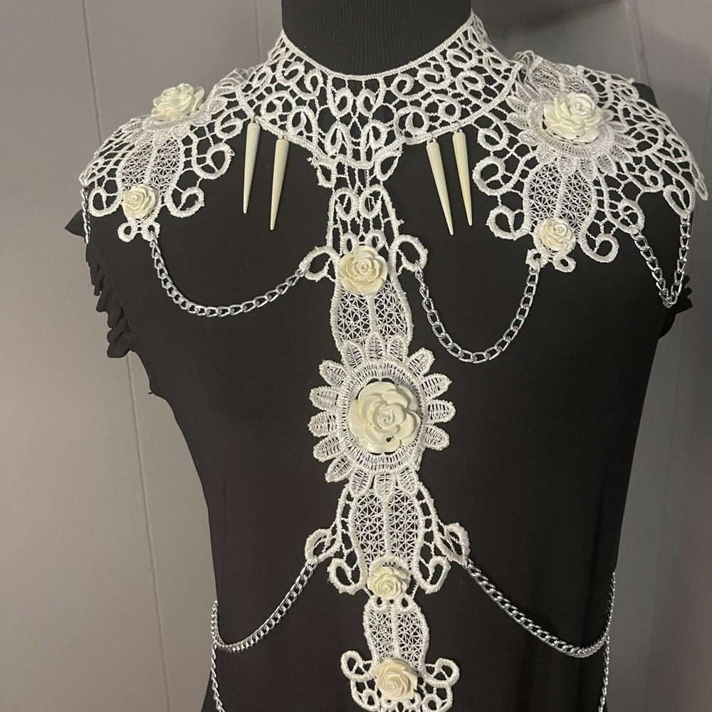 New no tag flower chain accent collar, RARE FIND! Very unique , beige color